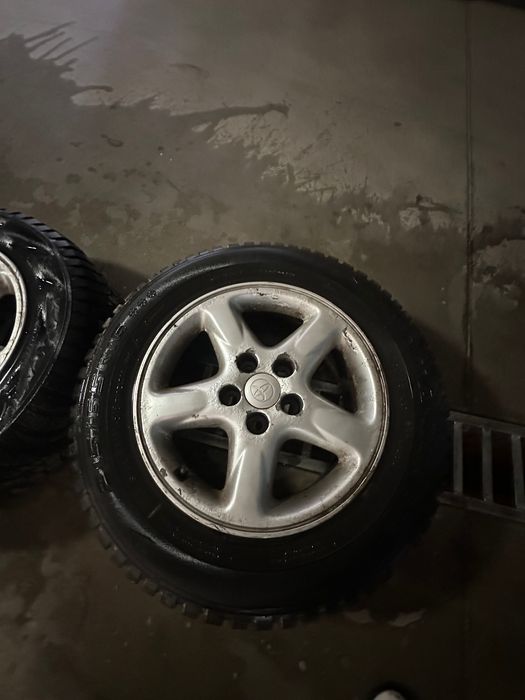Зимни гуми с джанти 215/65/R16 от Тойота Рав4 (Toyota RAV4)