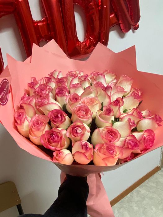 Свежие цветы только принеслии