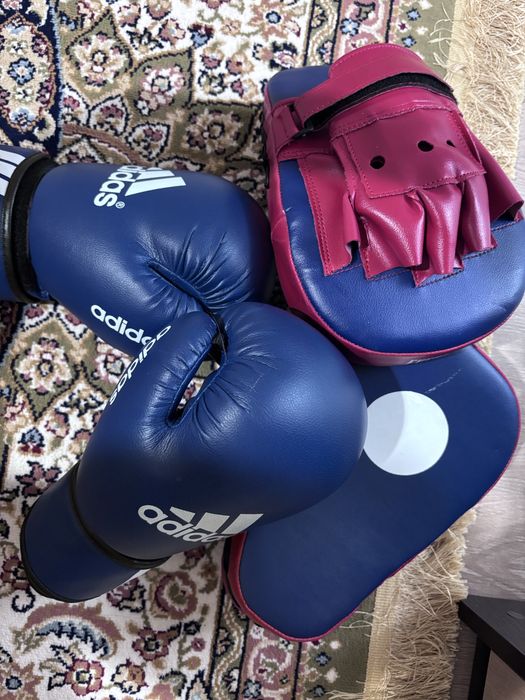 боксерские перчатки adidas,лапы и бинты venum size:4