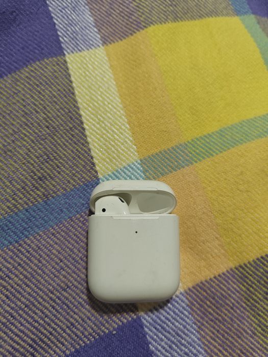 Airpods 2 wireless charging case, левый наушник с кейсом.