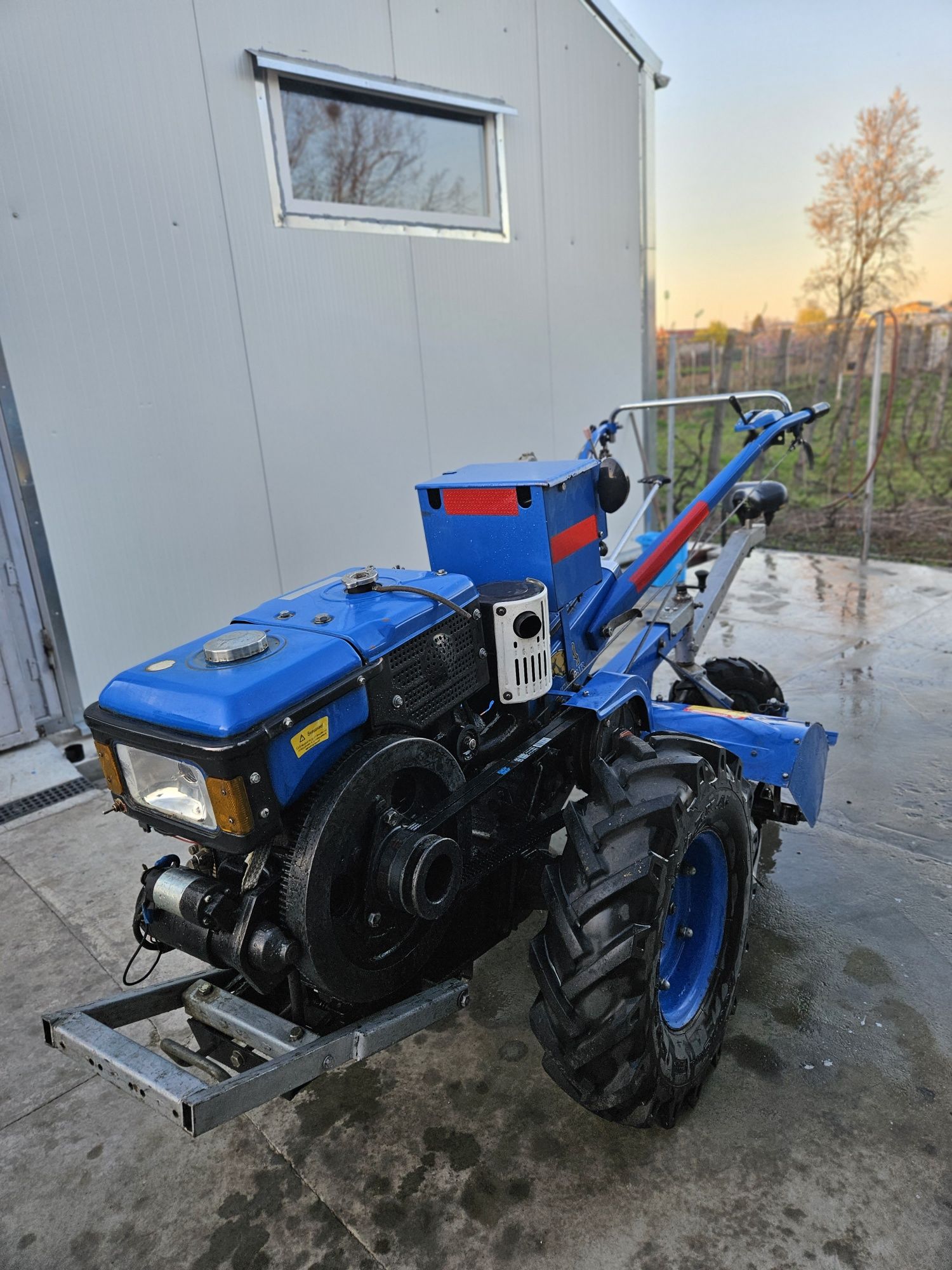 Motocultor Zubr 12 CP plus accesorii și remorca