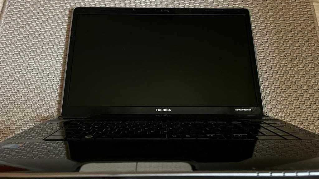 Toshiba Satellite P500-15E . 18,4 Inch . I7 . Stare foarte buna .