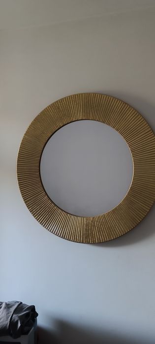 Кръгло огледало с метална рамка