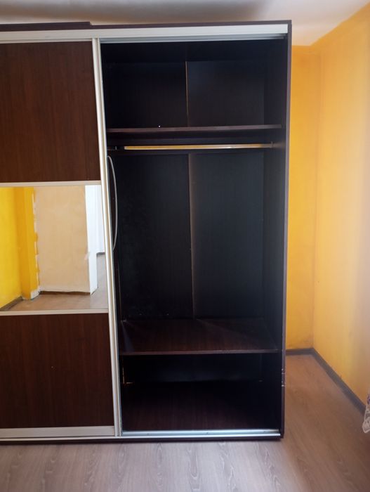 Vând dulap de haine