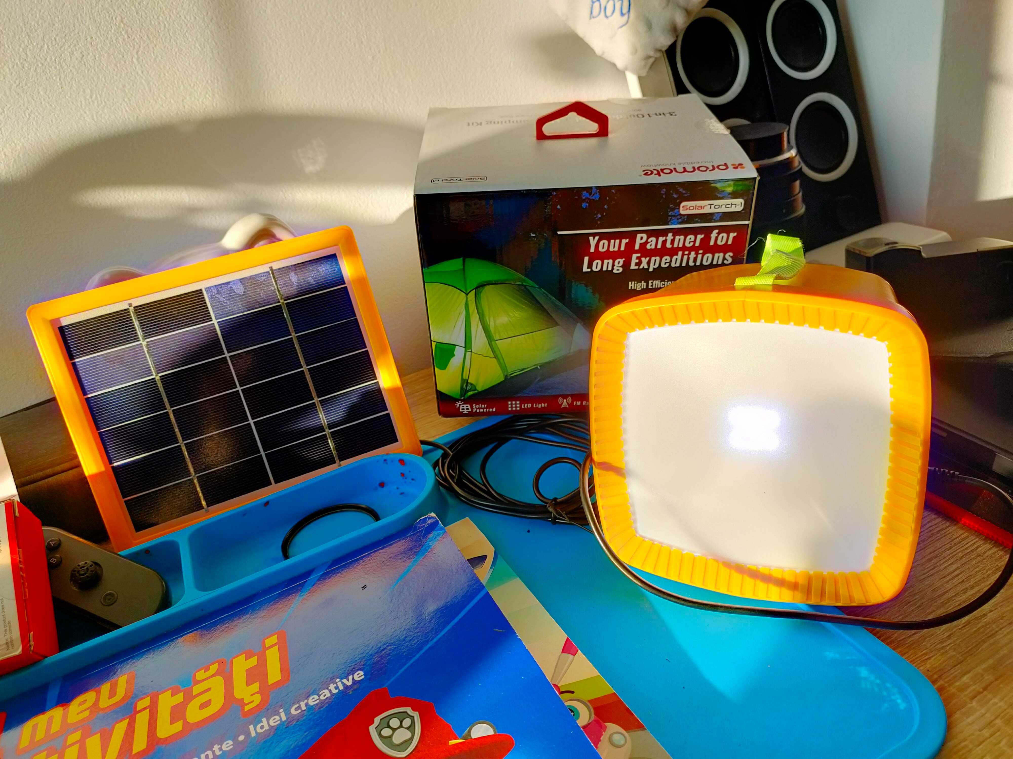 Lanterna solară cu radio FM, power bank si USB, panou solar