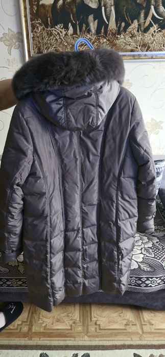 Продам пуховик с капюшоном.