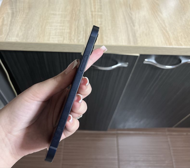 • Vand IPhone 12 [BLACK] 64GB•