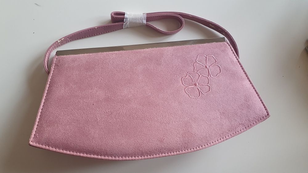 Vând gentuta Nina Ricci roz pudra