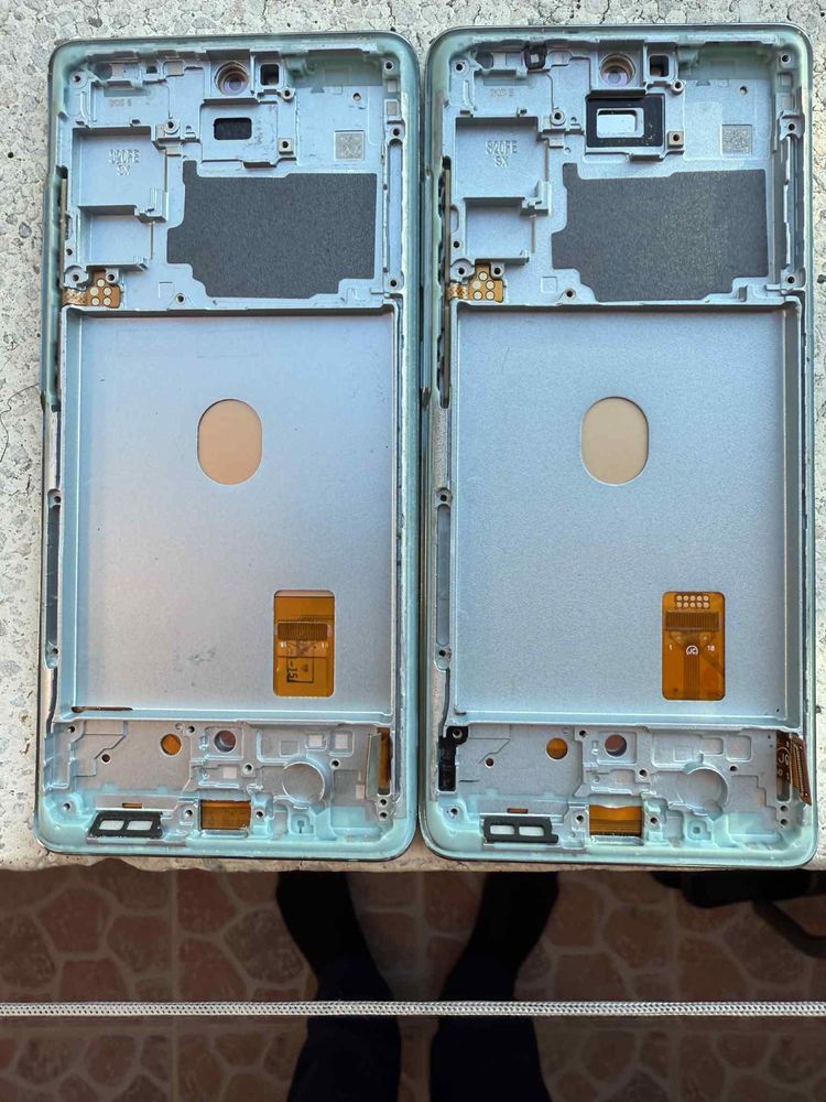 Продавам 2 броя дисплеи за Samsung S20 FE