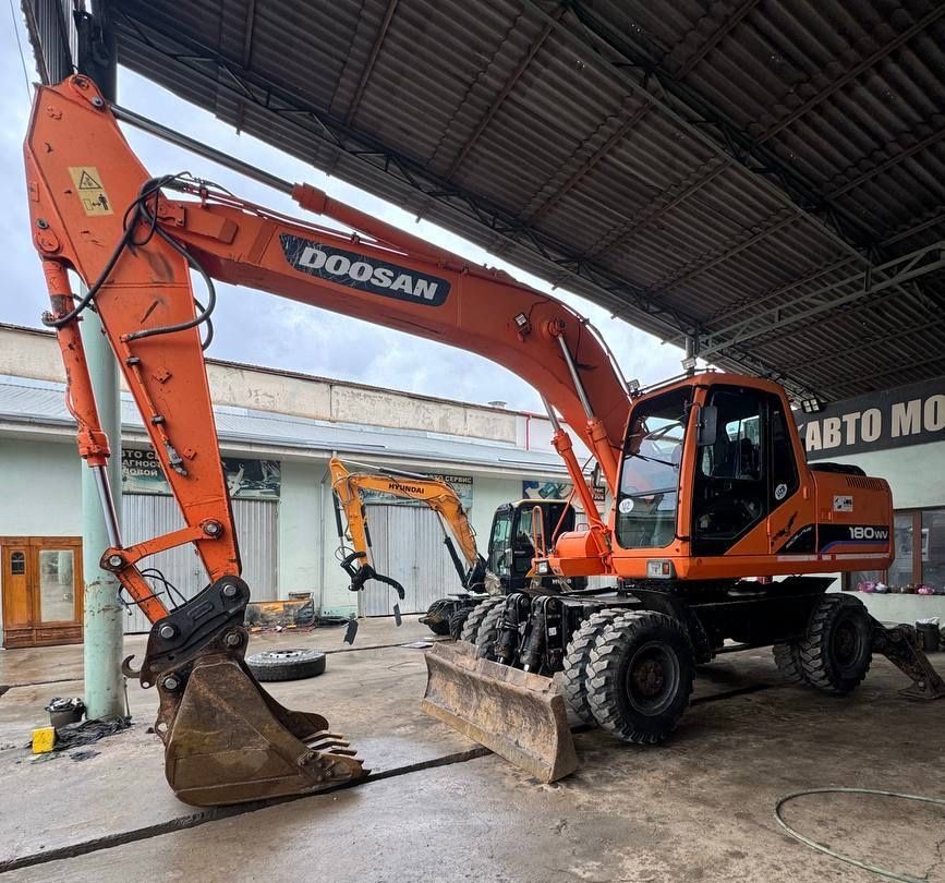 Эскаватор колесный DOOSAN 180 сотилади