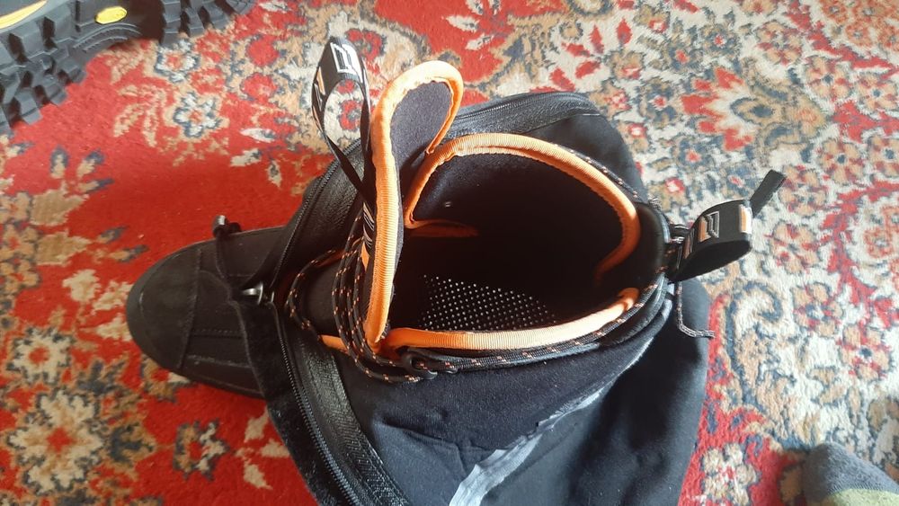 Горные ботинки (спец.обувь)