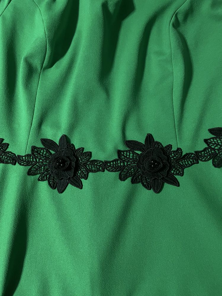 Vand rochita de zi eleganta de culoare verde!
