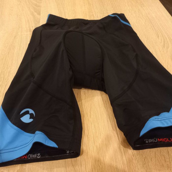 Продавам два екипа за колоездене НОВИ размер S.