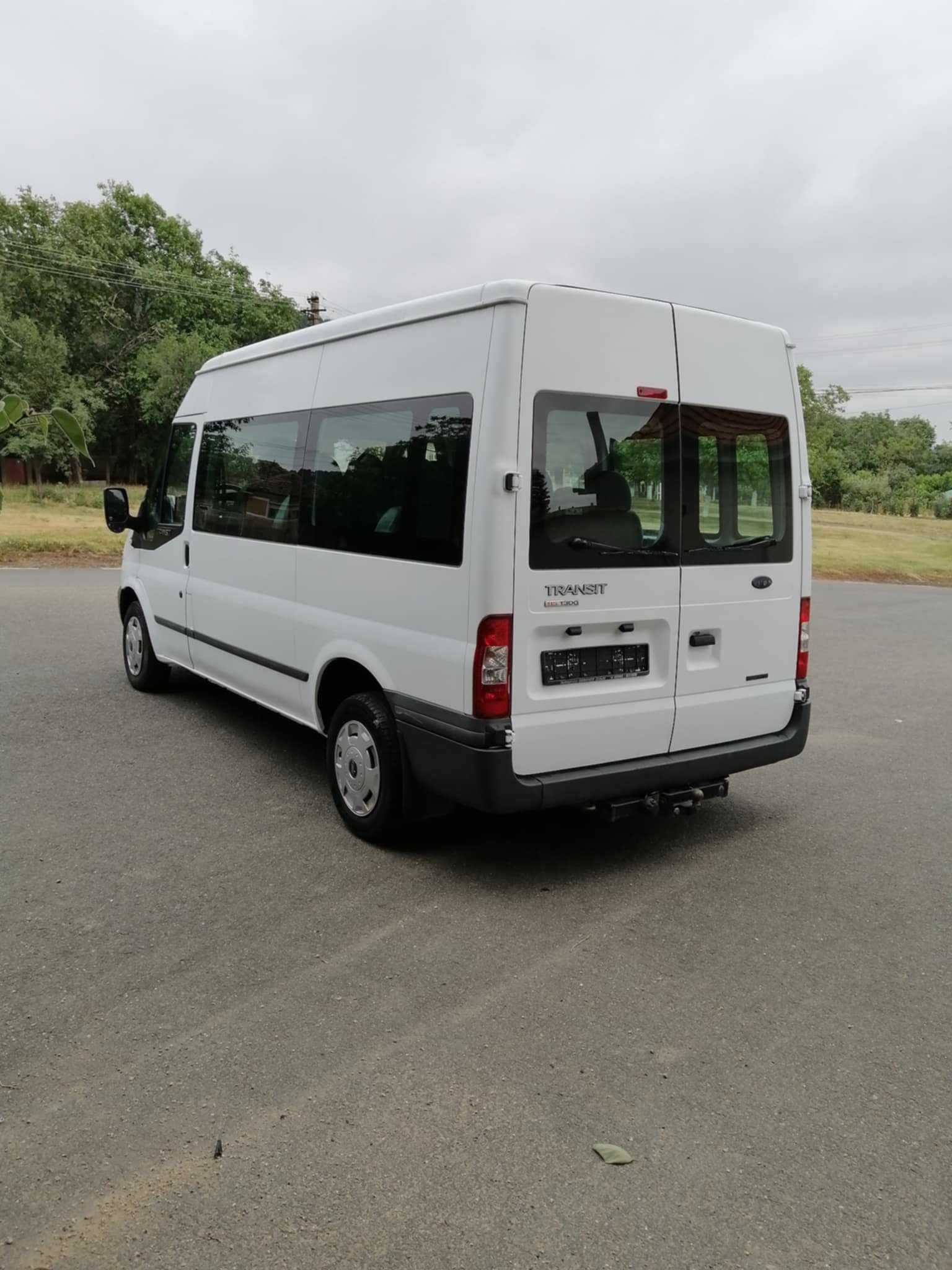 Ford Transit 2011 cu AC  8+1