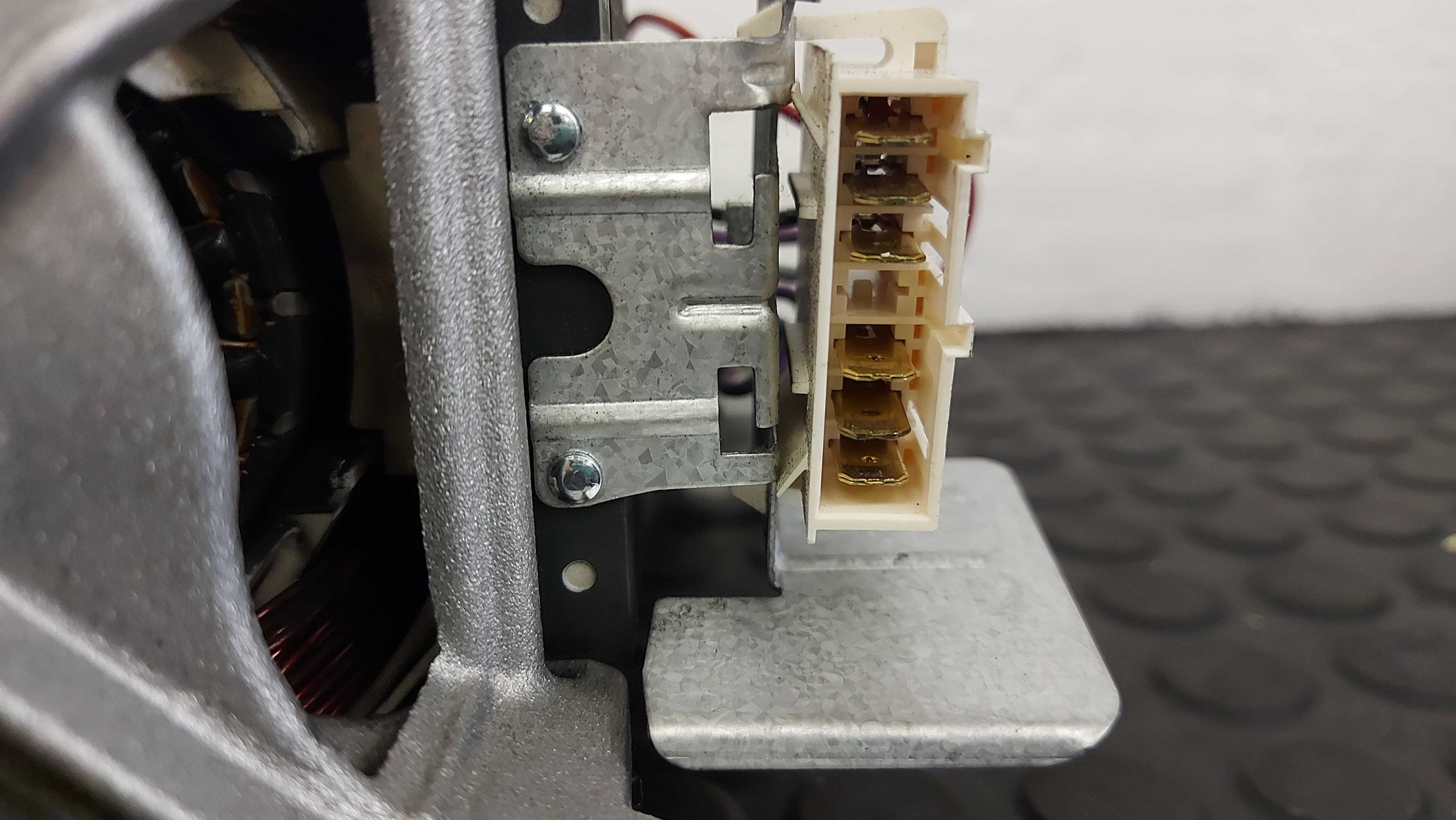 Motor 6 pini C.E.SET masina de spalat WHIRLPOOL FW SG71253W EU / R2