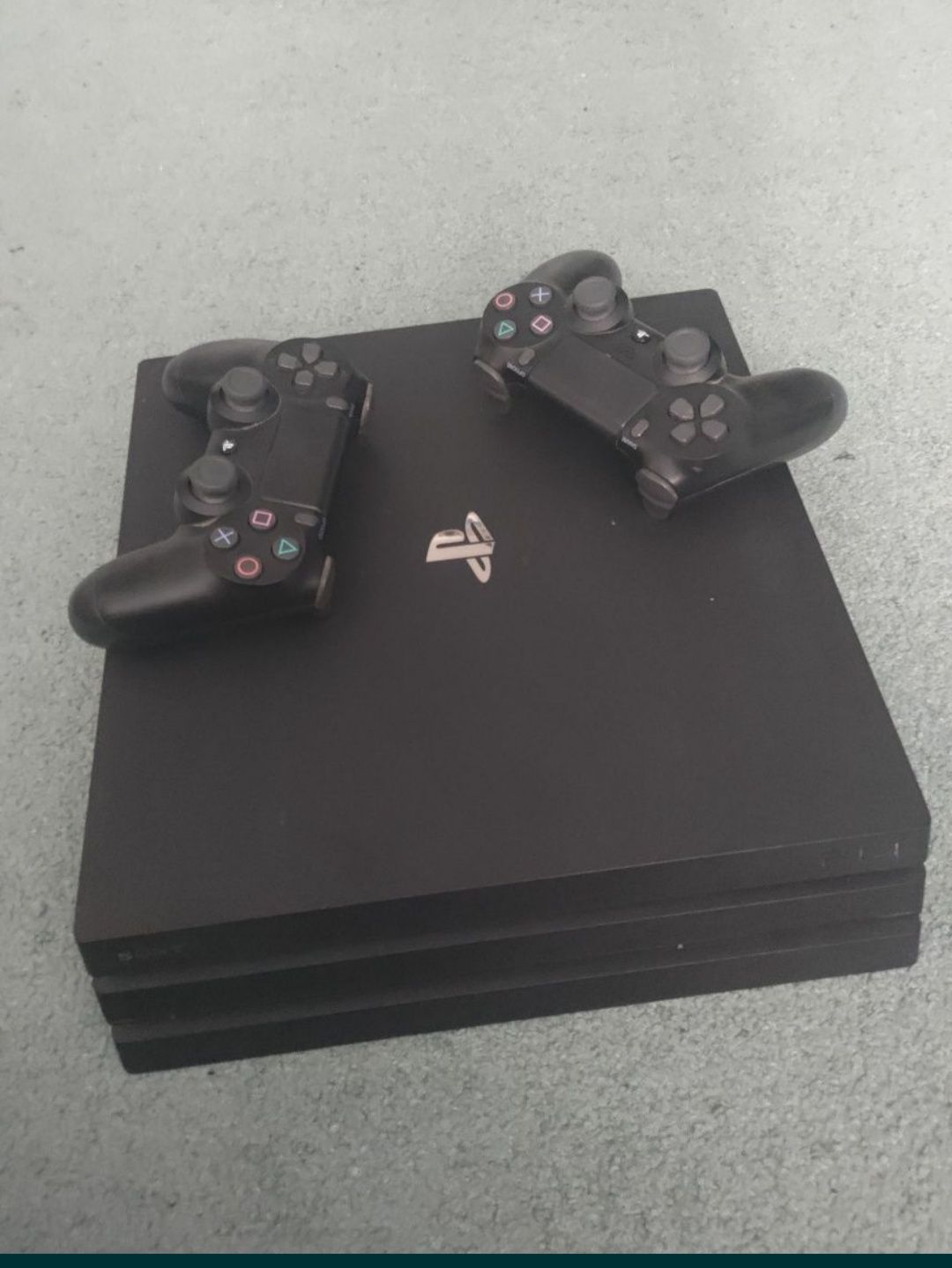 PS4 Pro 1TB + 2 Manete Originale – Stare Excelentă