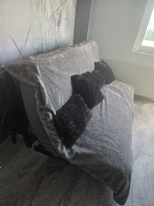 Canapea extensibilă de 3-4locuri 70x200,sau 140x200se vinde fara perne