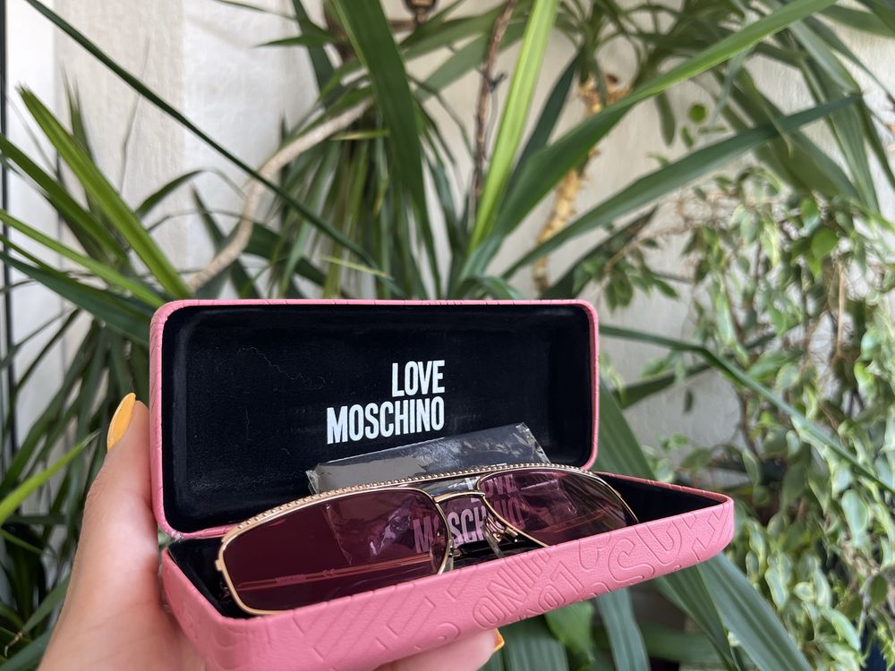 Оригинални слънчеви очила “MOSCHINO”