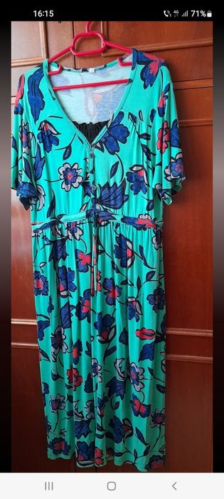 Vând rochie nouă fără eticheta  si una f putin folositași o fusta mari