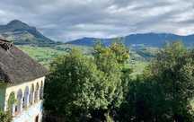 Casa MUSCELEANA , stil Conac , cu livada , teren intravilan-2 000 mp.