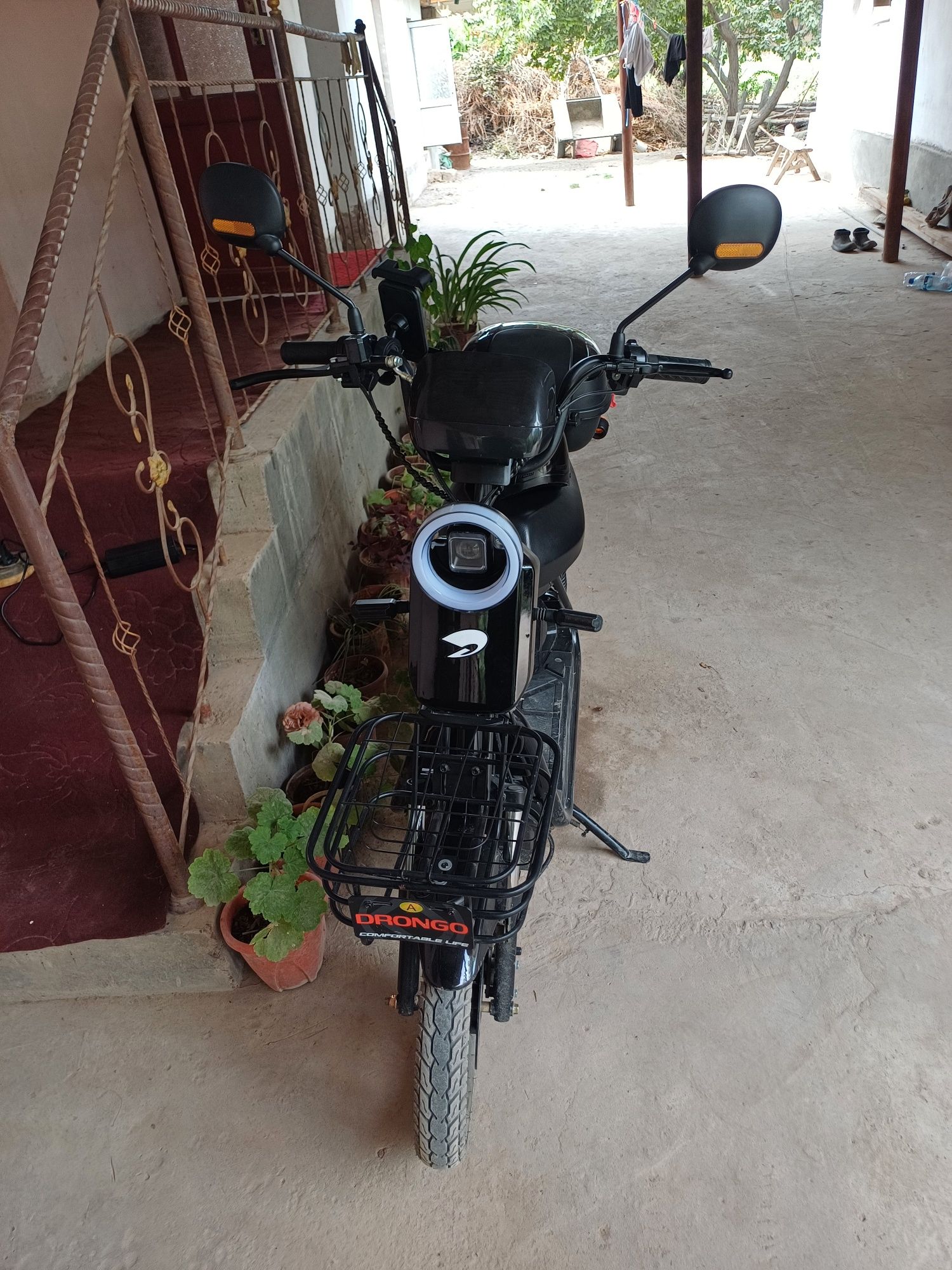 Model: Bu Drongo R-14 elektr skuteri bo'lib, zamonaviy shahar aholisi
