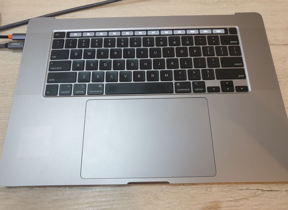 Macbook pro 16 2019 без экрана  i9/32/1tb/5500m.