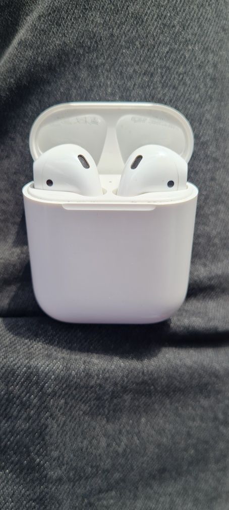 Держат 2 часа каждая Airpods 2 оригинал без коробки без шнура