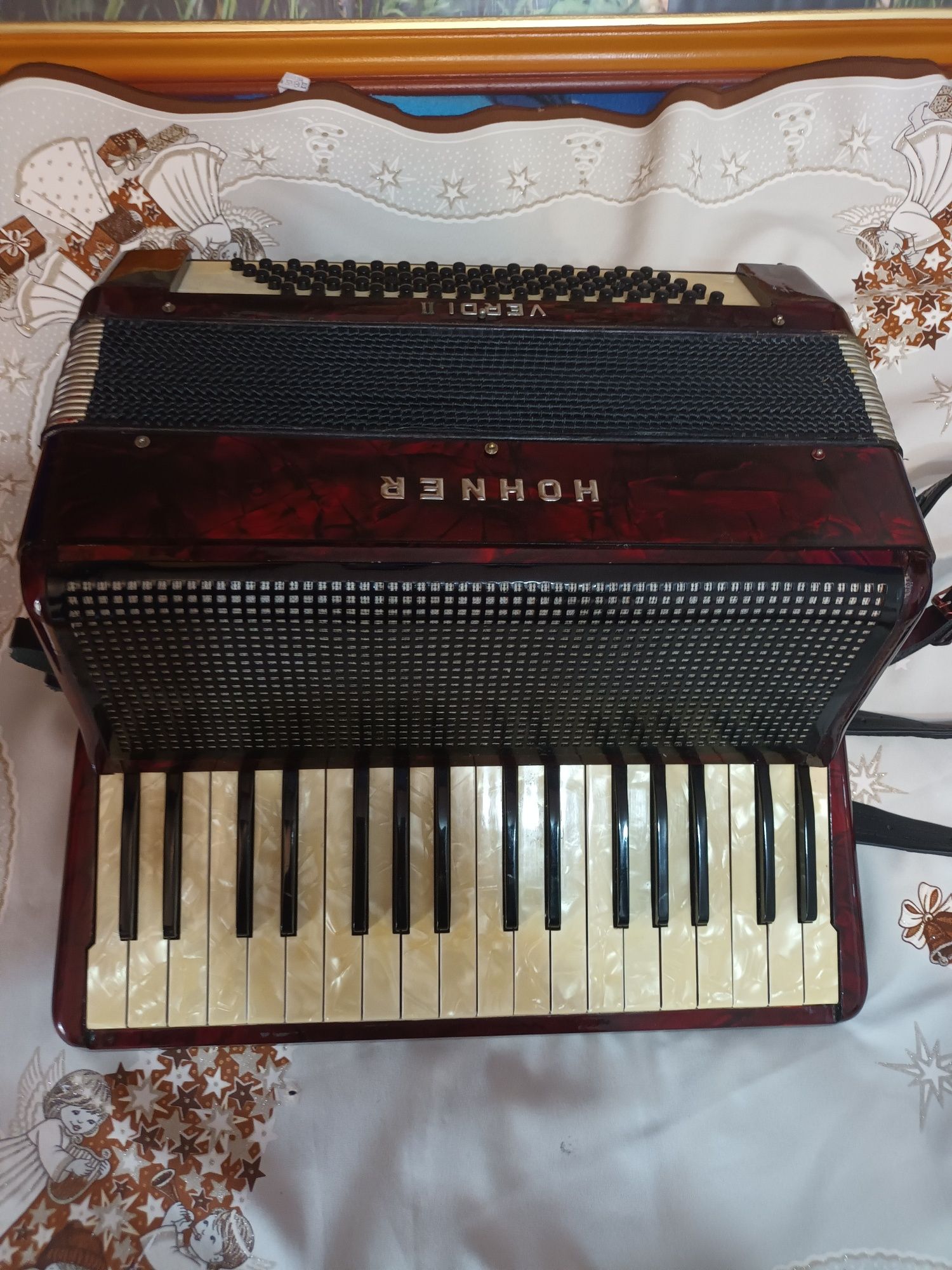 Vind acordeon hohner 80 basi.