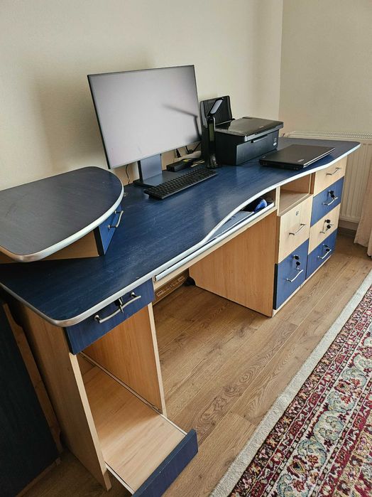 Masa de birou cu 8 sertare,polita tastarura si suport PC