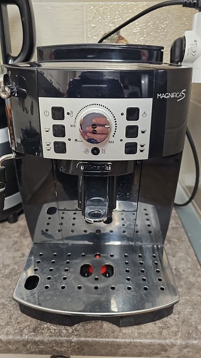 Vând aparat cafea DELONGHI MAGNIFICA S funcționează perfect.