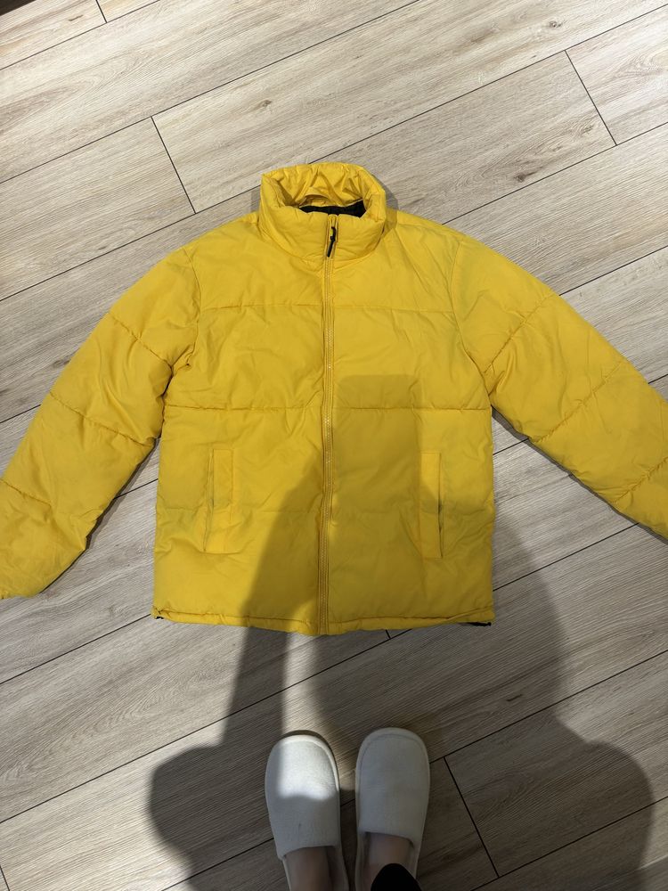 Разгрузка гардероба куртки бежевая желтая