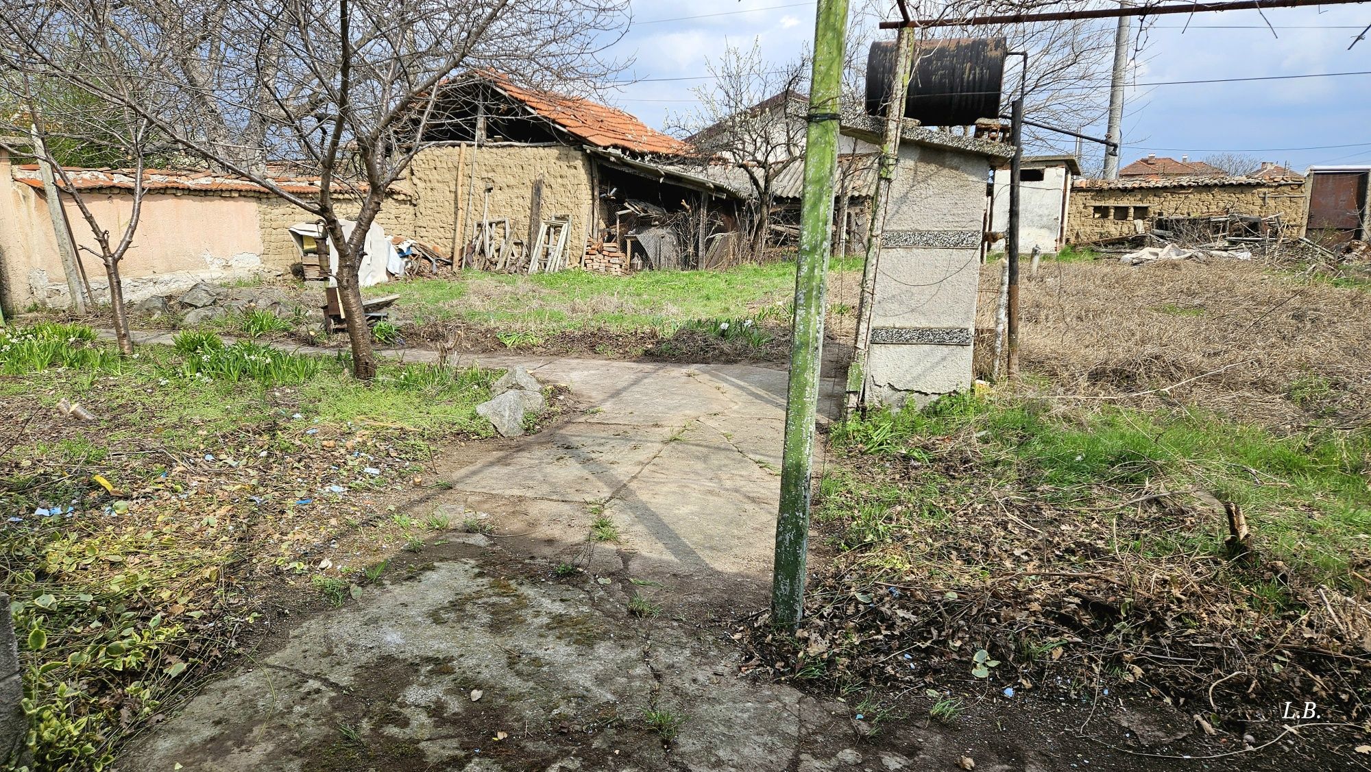 Дворно място в регулация, с разрешително за строеж, ток и вода