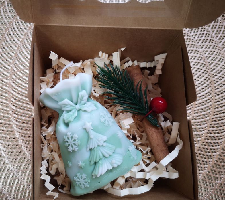 Коледни свещи и букет от ароматни сапунчета