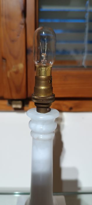 Мраморна настолна лампа