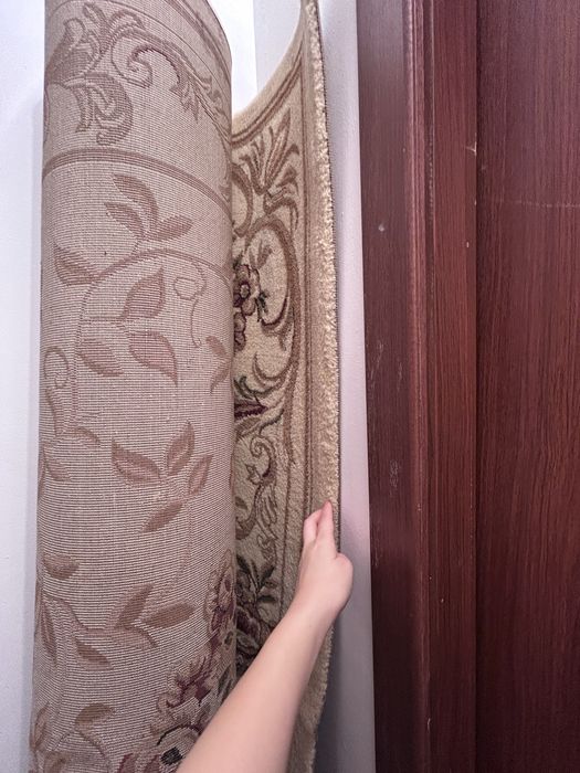 Продам ковры 2*3, плотные. Один с тюльпаном красный, второй бежевый.