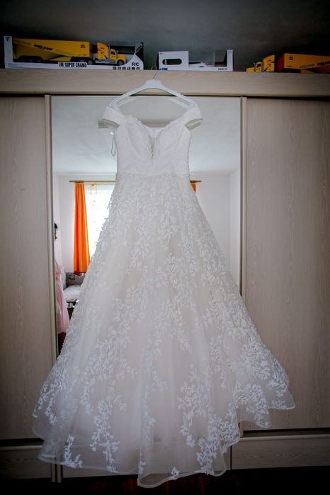 Vand rochie de mireasa!
Rochia a fost purtata o singura data, este int