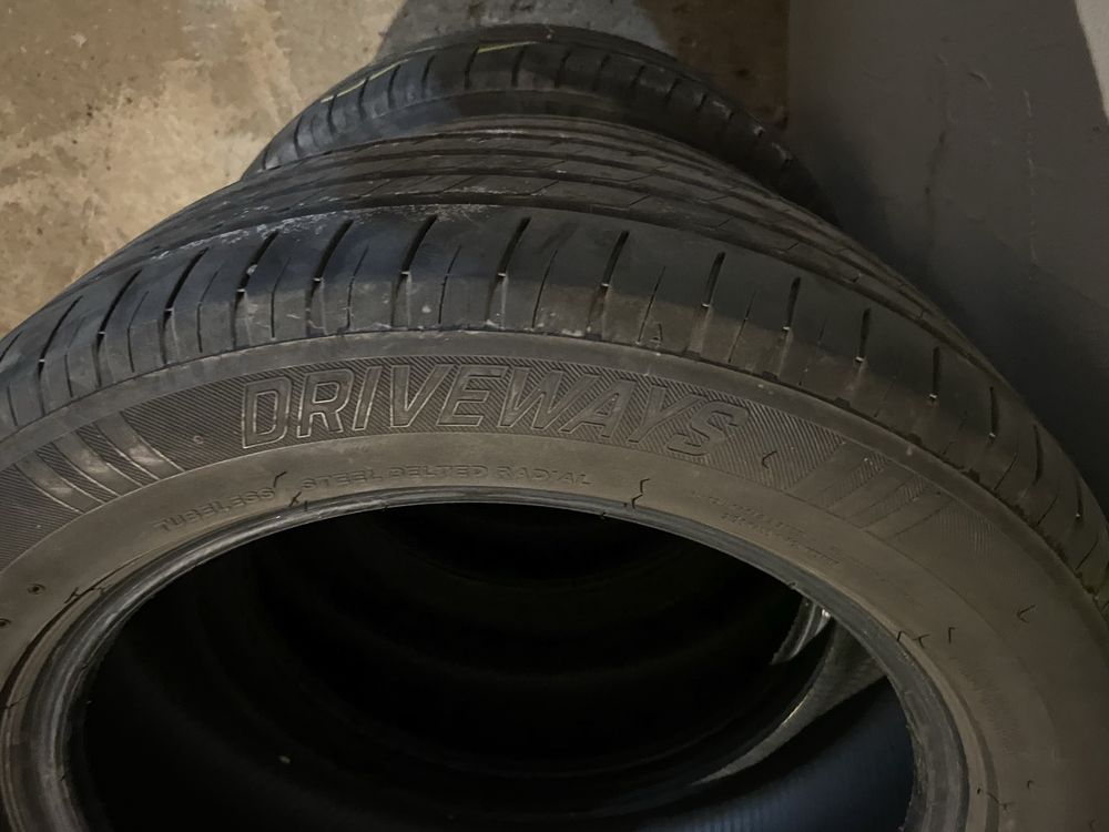 Vand 4 anvelope vara lassa driveways 215 55 R17 , 1200 lei