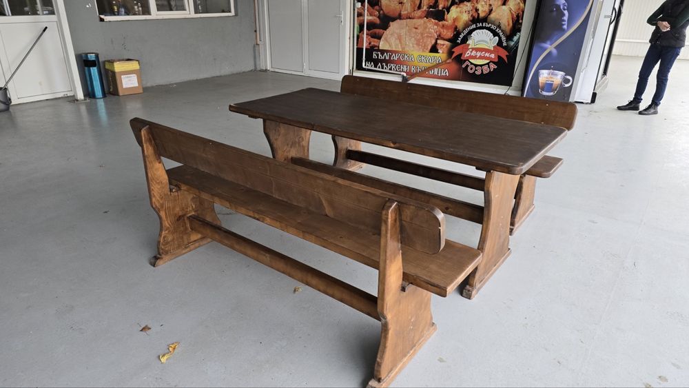 Продавам дървени маси и пейки комплект