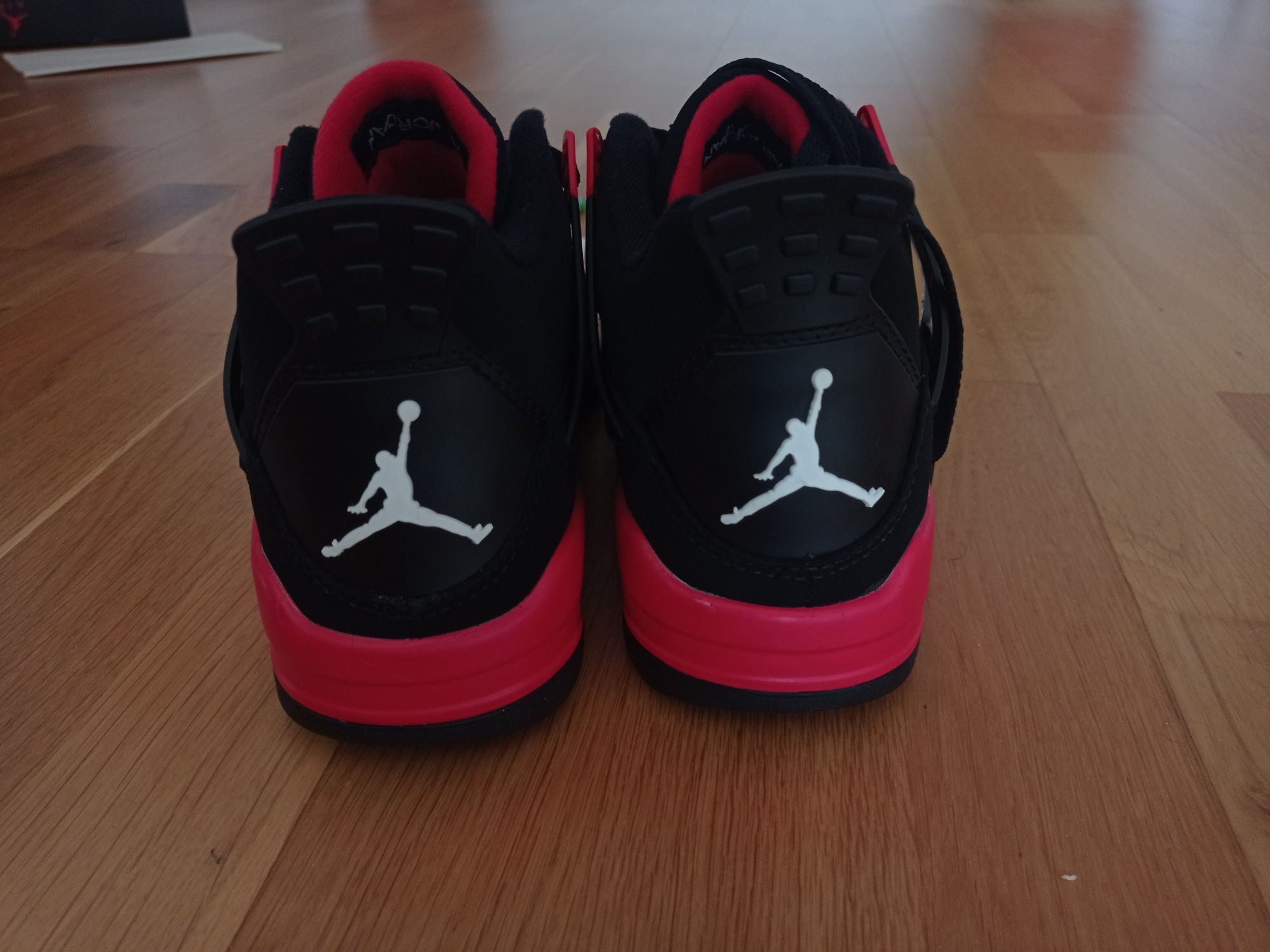 Jordan 4 Thunder Red Citiți Descrierea