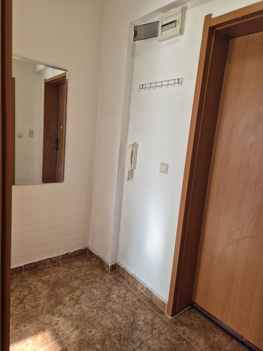 Под наем двустаен необзаведен апартамент централен район