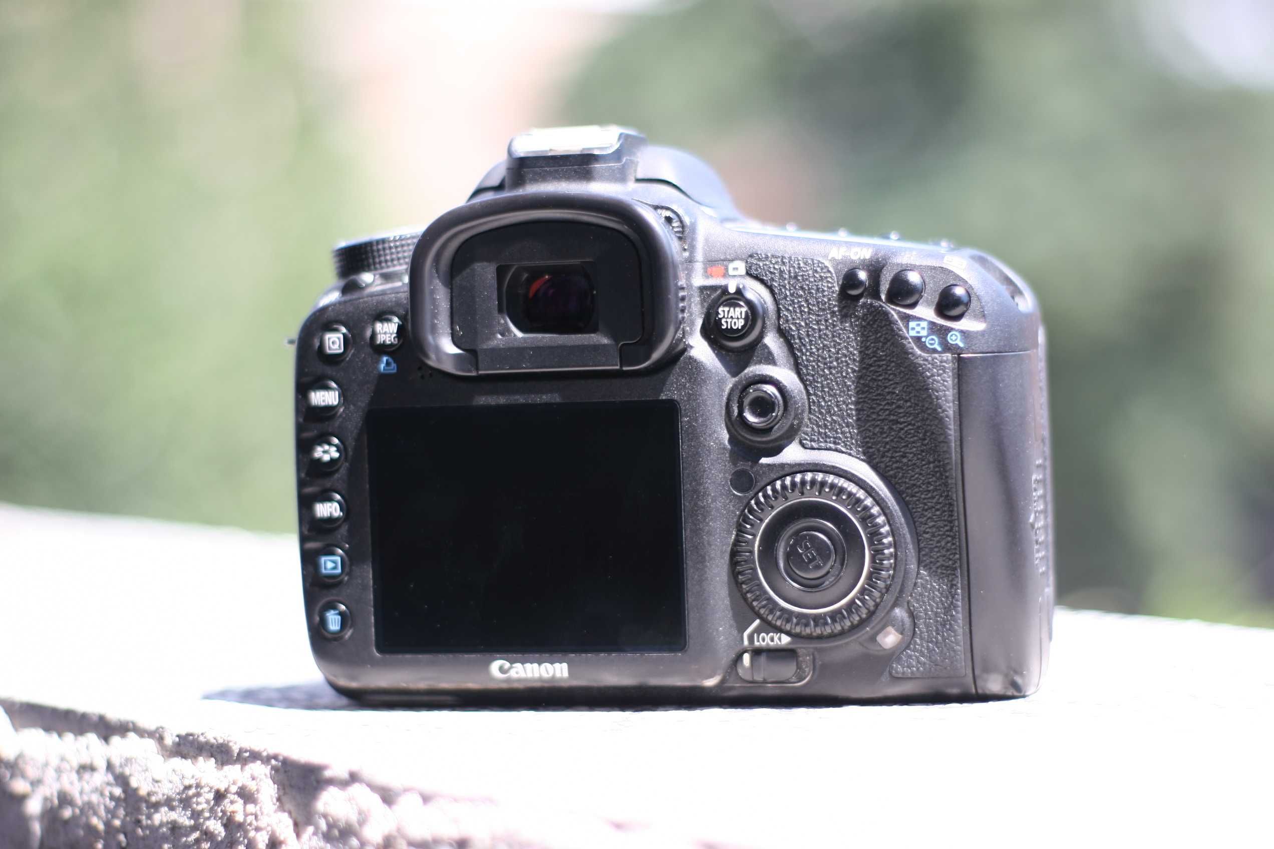 Фотоапарат Canon 7D с обектив 18-55mm, батериен грип и 2 батерии