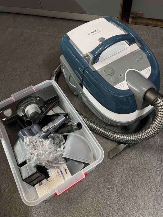 Aspirator cu spalare BOSCH AquaWash&Clean
