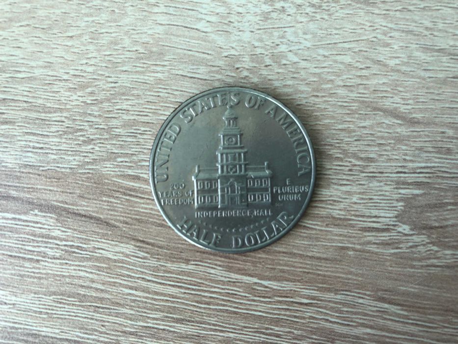 Продавам половин долар от 1976г.