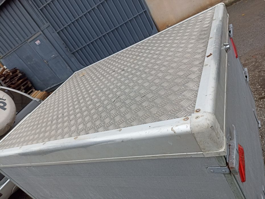 Закрито ремарке регистрирано