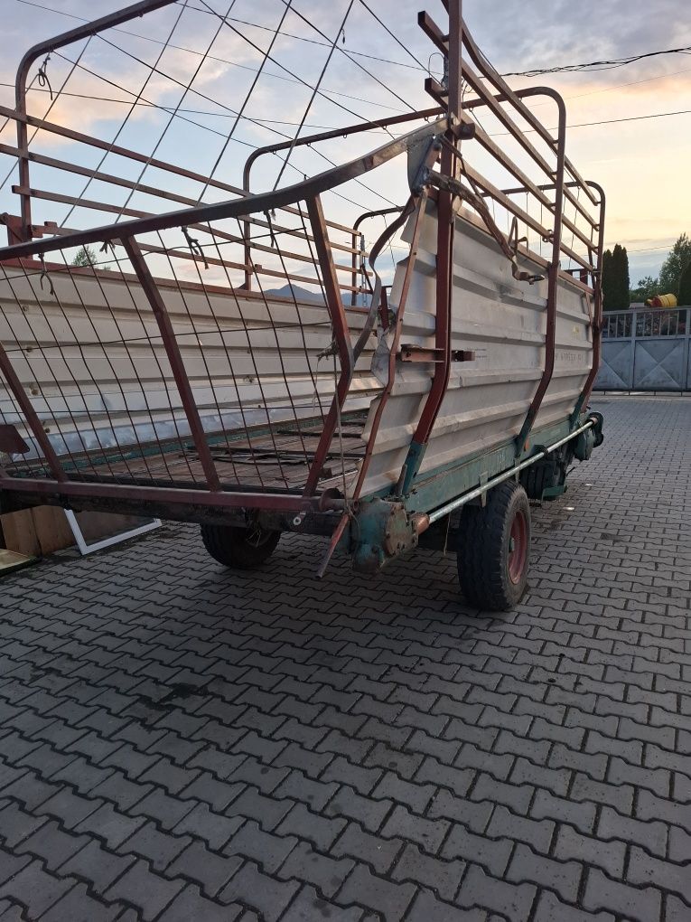 Remorca adunat fanul și siloz