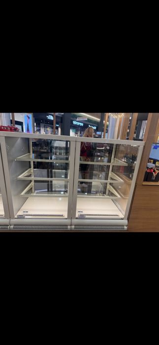 Продавам професионални хладилни витрини в отлично състояние.