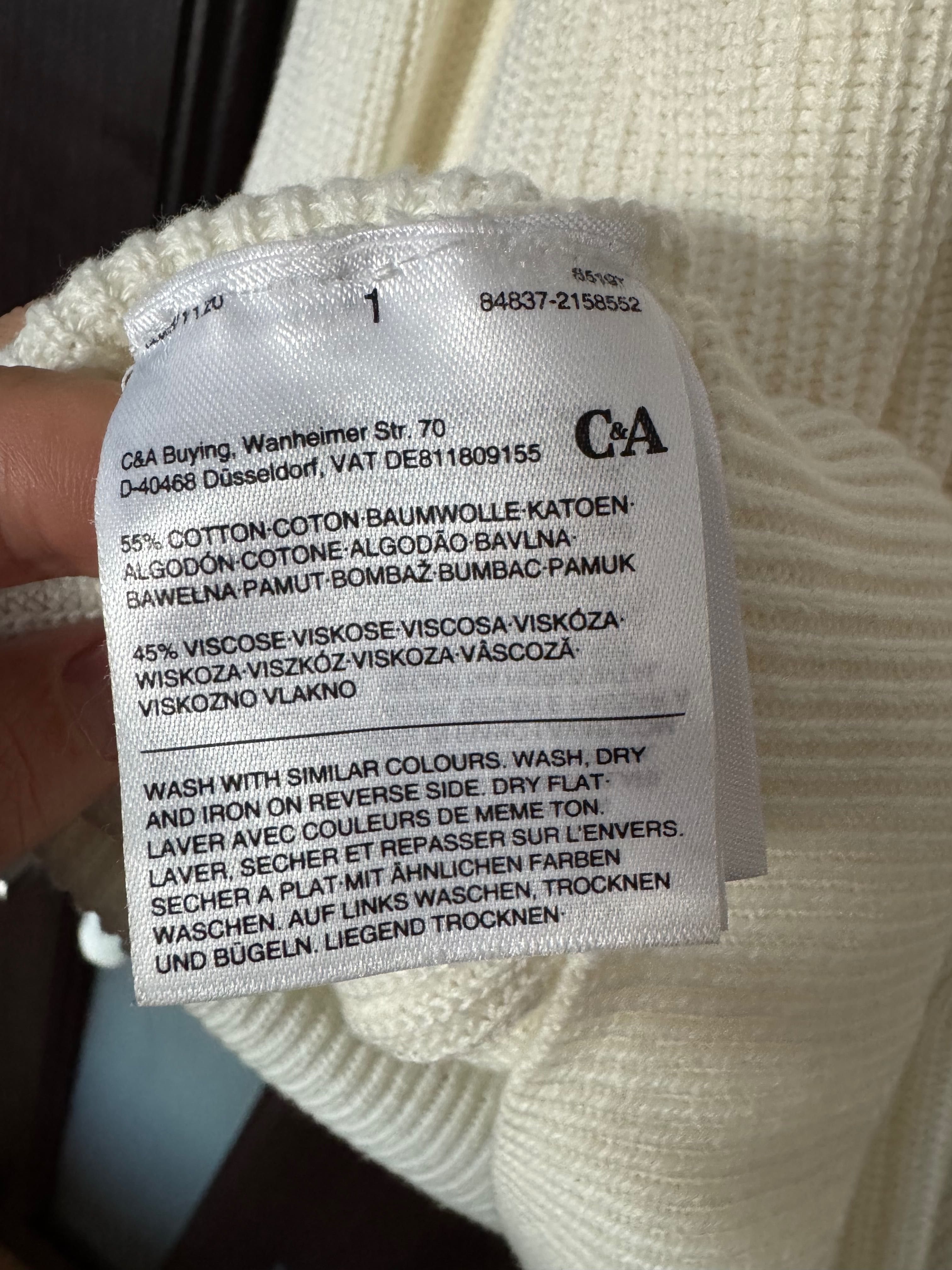 Pulover cu decolteu în V. C&A