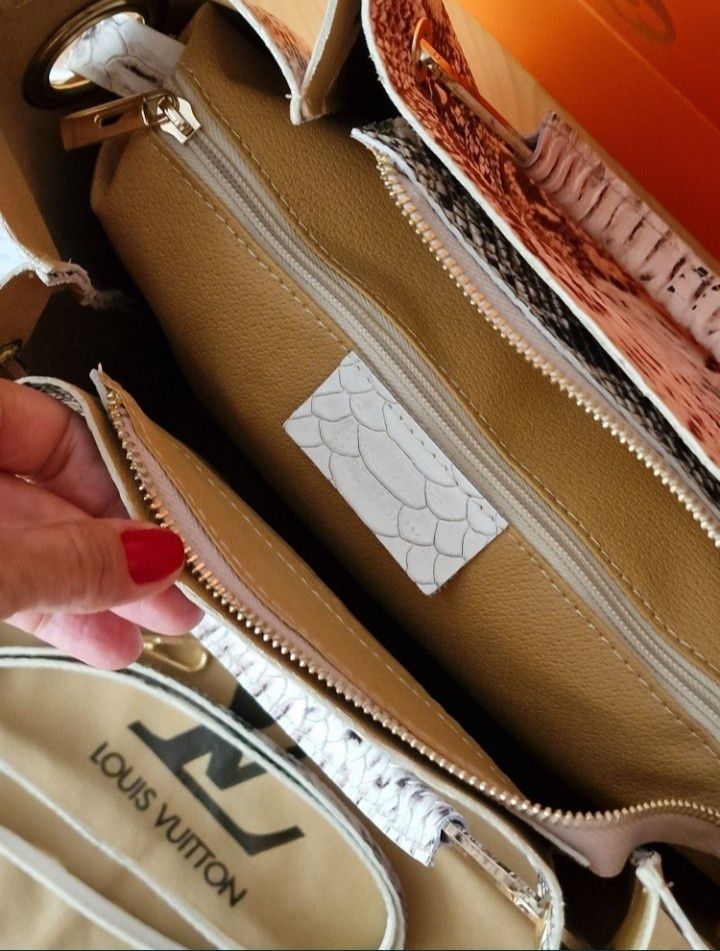 Geanta damă model croco, piele naturala, logo metalic,curea detasabila