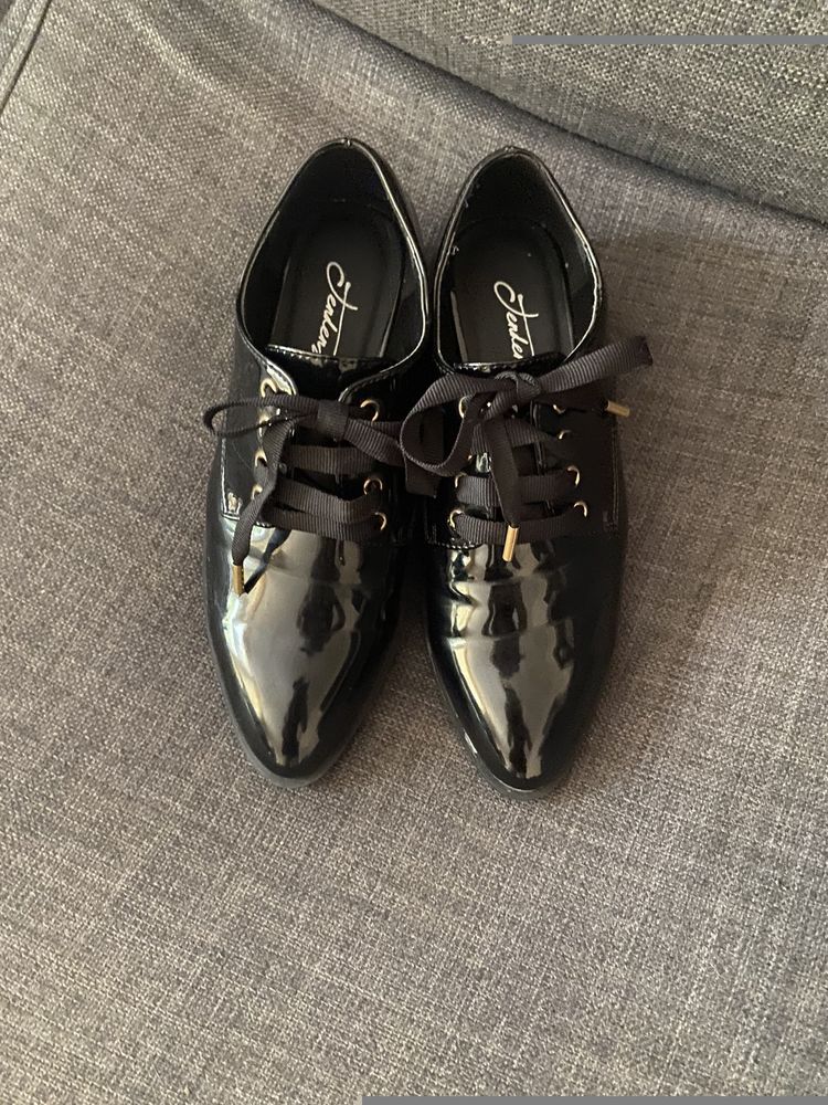 Черни лачени обувки