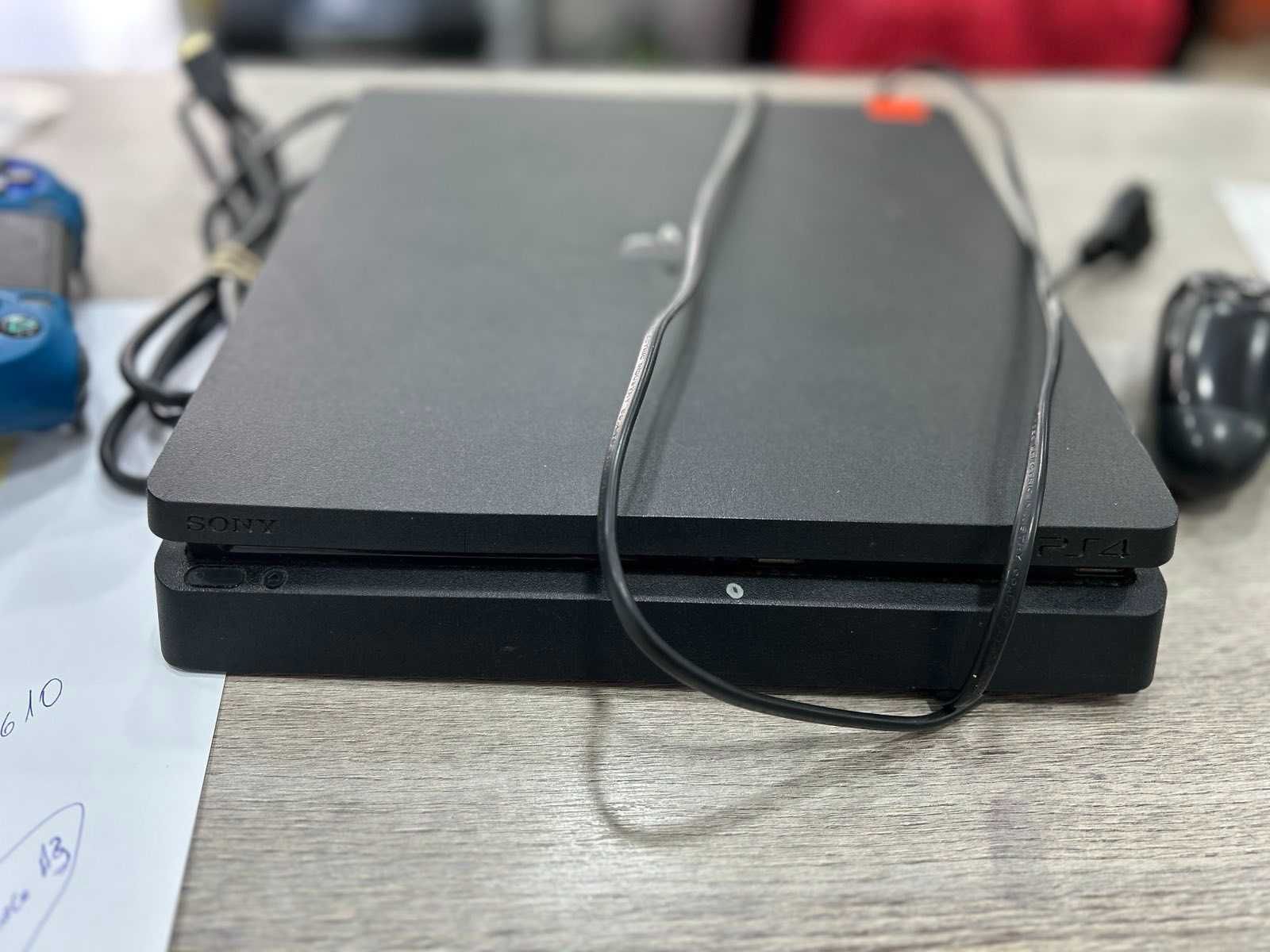 Продавам PlayStation 4 с два джойстика